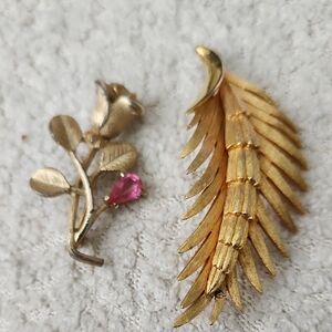 🎄5/$30🎄Vintage Elegant Gold and Pink Leaf and Rose Brooch Set